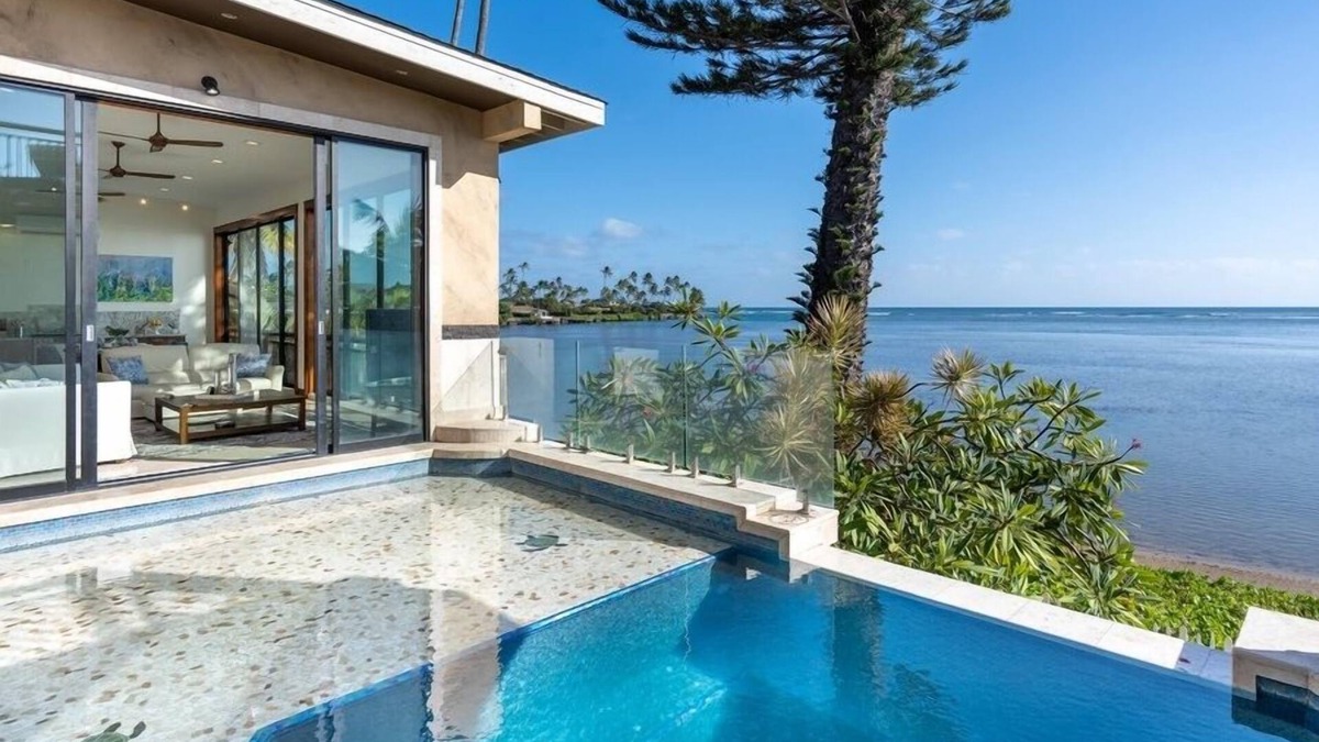 Waialae Iki Ridge House | Wailupe Seaside 6BR by Gather: Beachfront w/Luxury Guest House