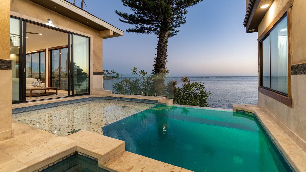 Kuliouou - Kalani Iki House | Wailupe Seaside Haven: Beachfront Luxury Home w/Pool & in City Proximity