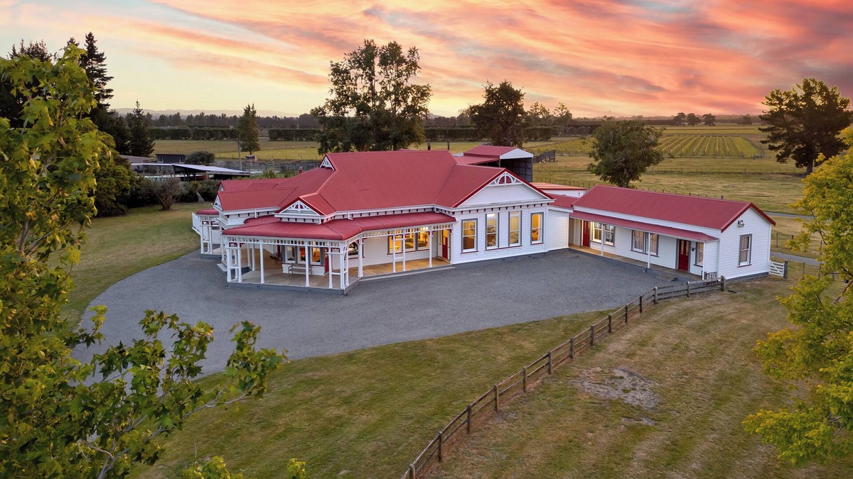 Opaki House | Waipipi Homestead - 6 bedroom historical homestead with pool, spa and yoga room