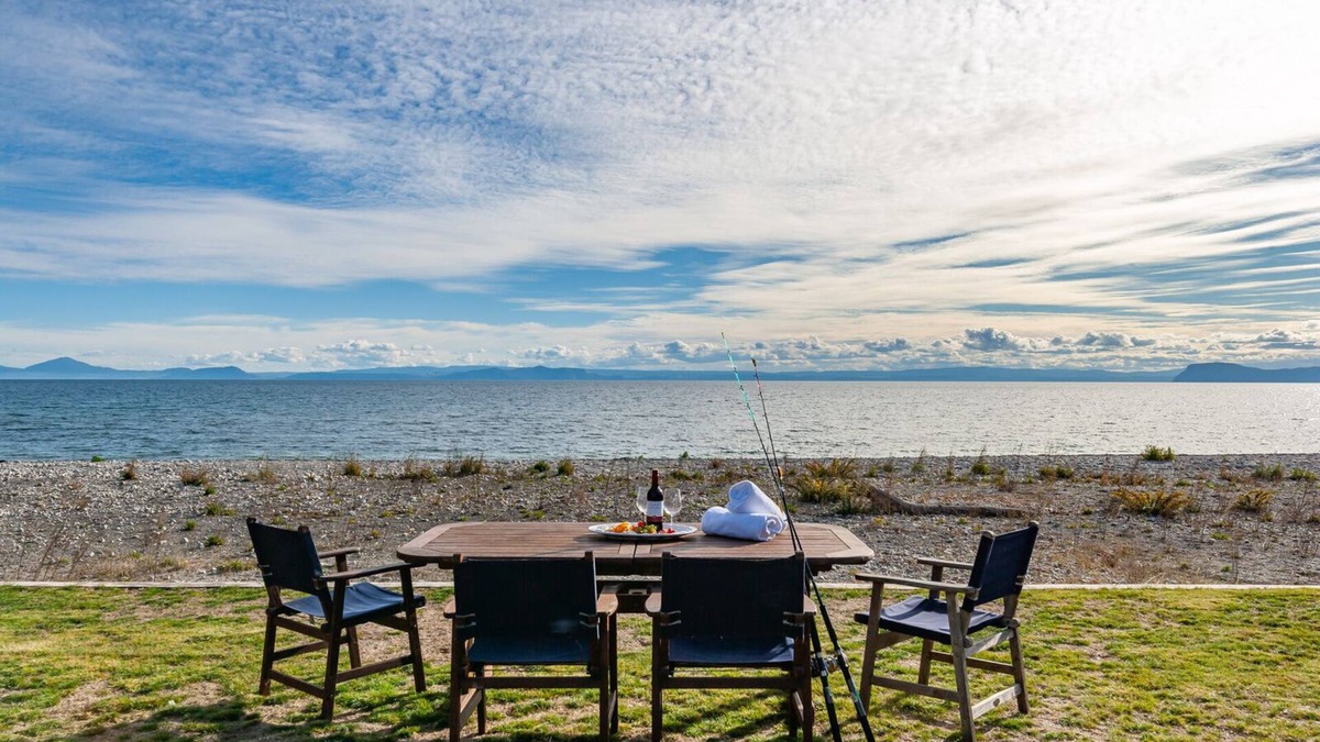 Waitahanui House | Waitahanui Lakefront Escape - Waitahanui Home