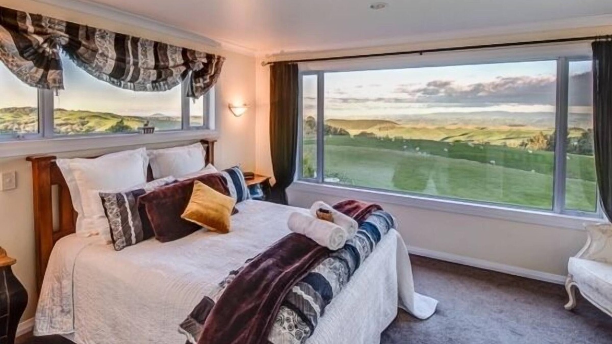 Te Kuiti Other | Waitomo Boutique Lodge has everything - Stunning 360' Views, Luxury and comfort.