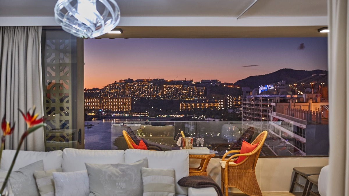 Patalavaca Apartment | Wake up to Gorgeous Ocean Views from this Chic Apartment