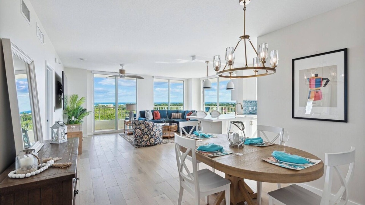 Boynton Beach Condo | Wake up to the Sunrise over the Atlantic. Gorgeous unit with central location.