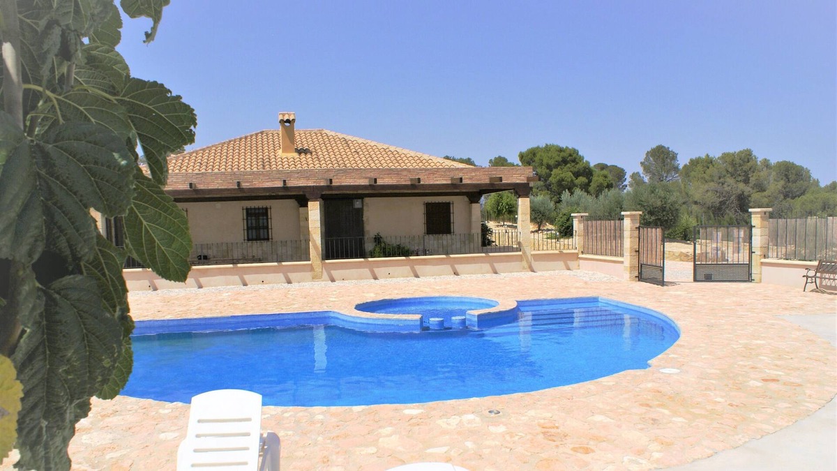 Mula Cottage | Wake up your senses, breathe. Fully fenced, accessible, pool and wifi.