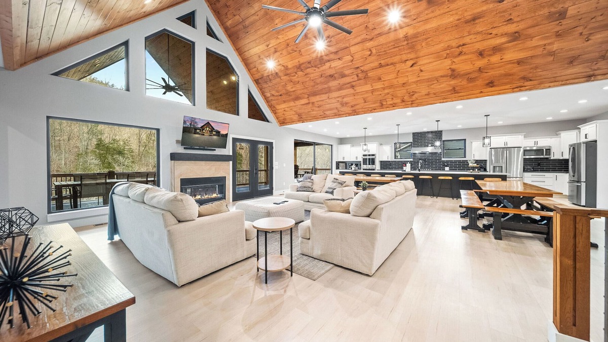 La Follette House | Wakes N Shades-Brand New. Private Dock. Hot Tub. 9 Bed/12 Bath.Theater Room
