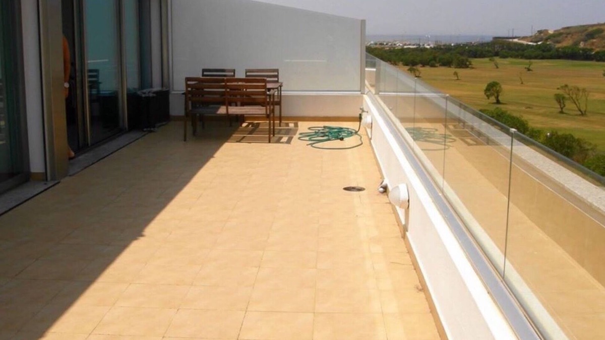 Maceira Apartment | Waking up to a view of the sea