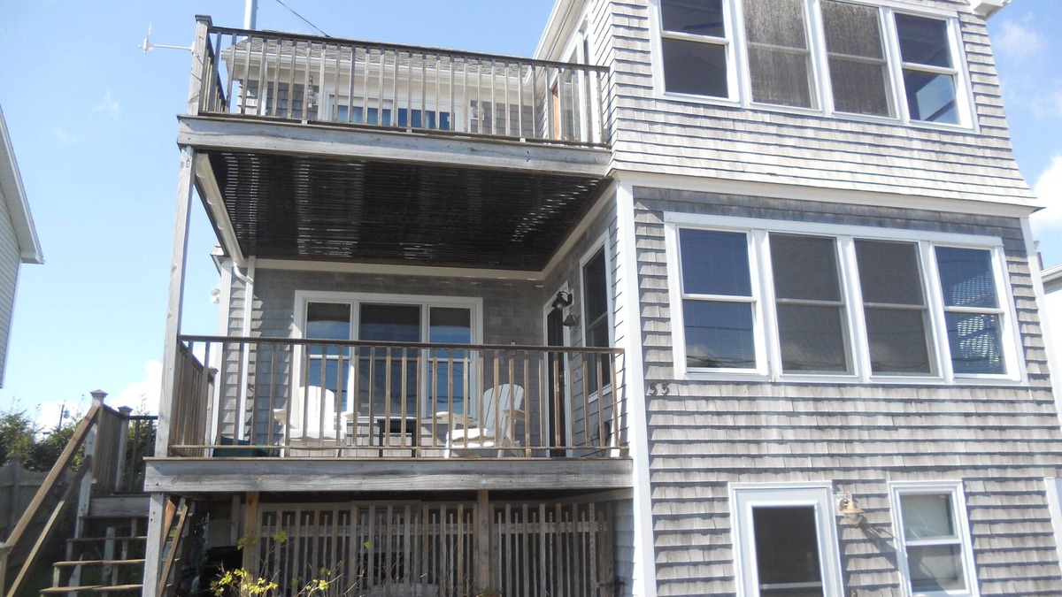 Eastward Look House | Walk across the street to Scarborough Beach!