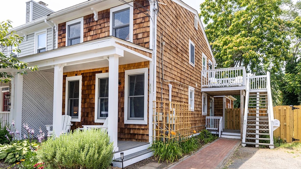 Eastport Apartment | Walk everywhere in Annapolis from 1st floor dog-friendly apartment with parking and backyard