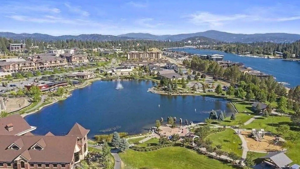 Coeur d'Alene Condo | Walk Everywhere! Modern Condo with Grand Deck