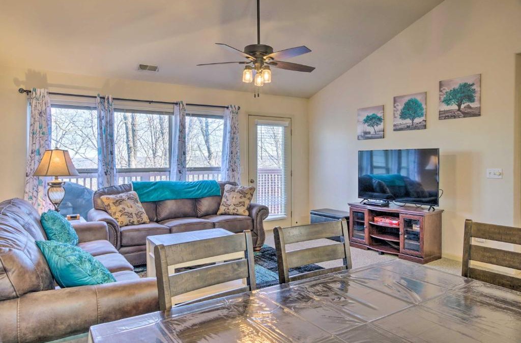 Branson West Apartment | Walk-In Branson West Condo with Balcony, Pool Access