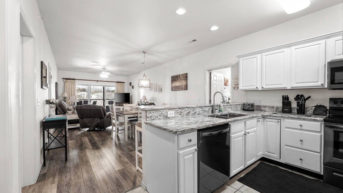 Branson West Condo | WALK-IN UNIT🏠STONEBRIDGE GOLF RESORT⛳️NEXT TO SDC🎢 FREE WIFI