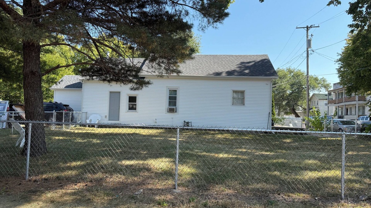 Peoria House | Walk or Shuttle to OSF