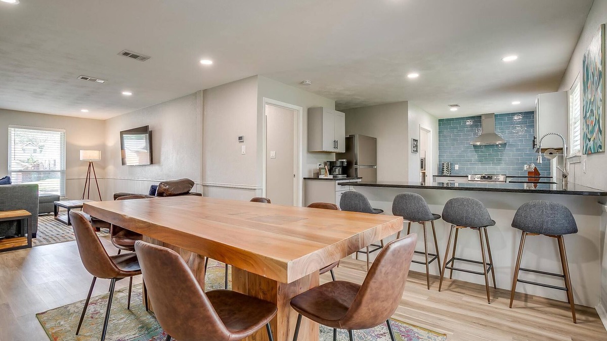 Arlington House | Walk to ATT! Newly remodeled with gorgeous Primary, two Ensuites!