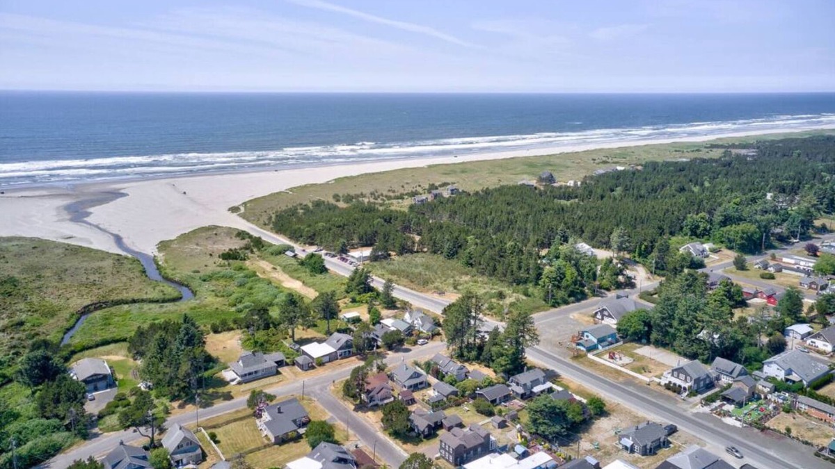Ocean Park House | Walk to Beach and Town, Fire Pit, BBQ (Bungalows123)