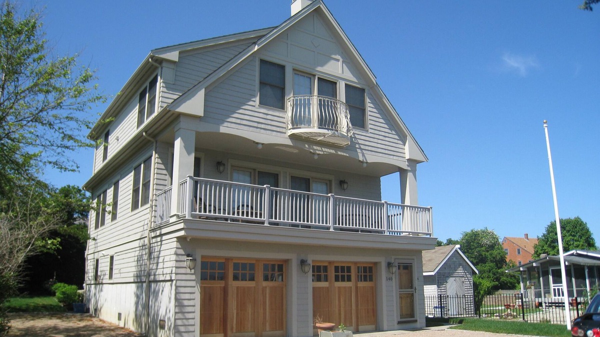 Matunuck House | WALK TO BEACH, CAR BEACH PASS, LINENS PROVIDED