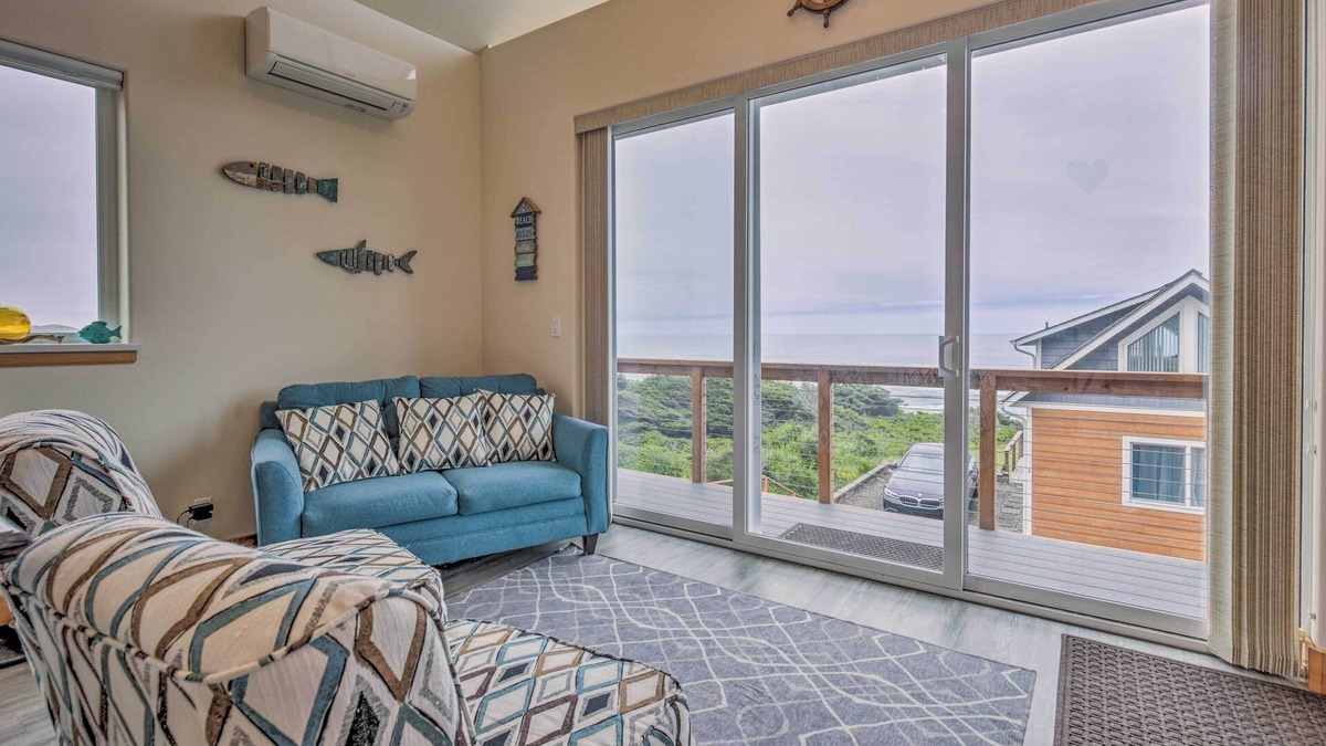 Yachats House | Walk to Beach! Chic Yachats Gem w/Private Balcony
