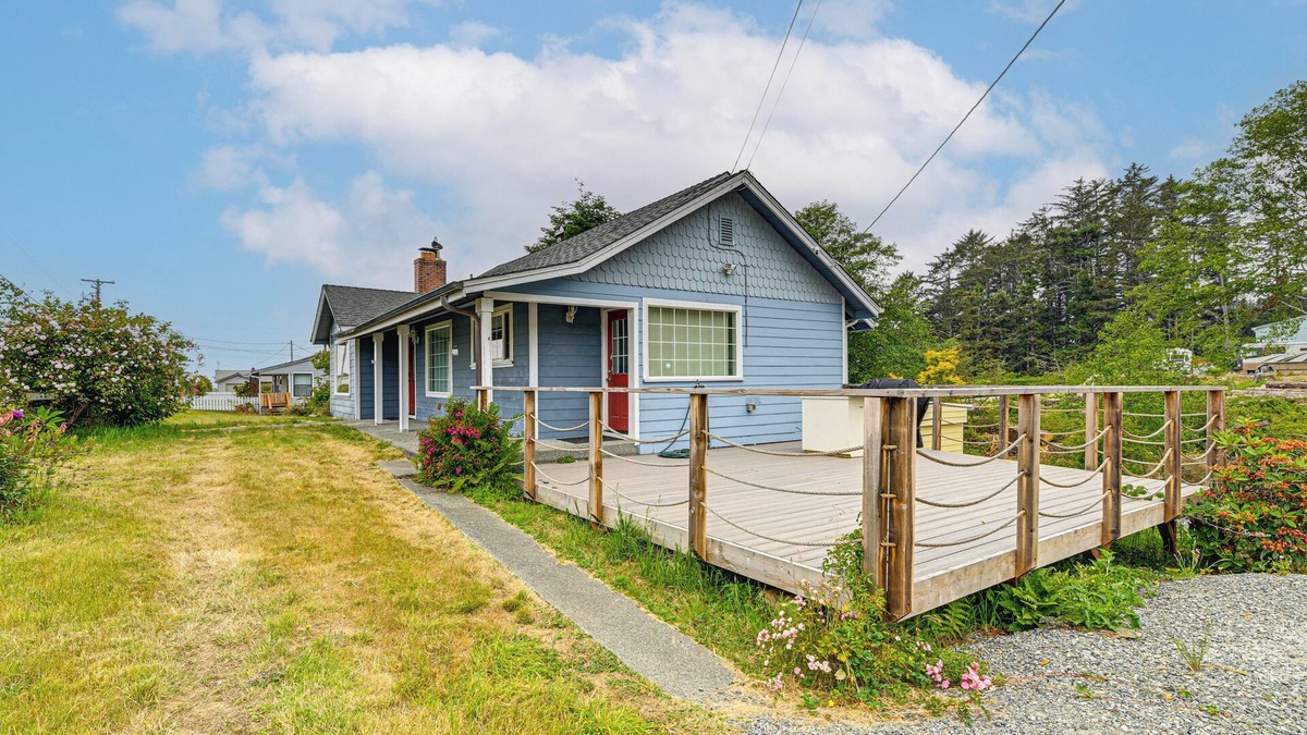 Smith River House | Walk to Beach: Cozy Home w/Deck in Smith River!