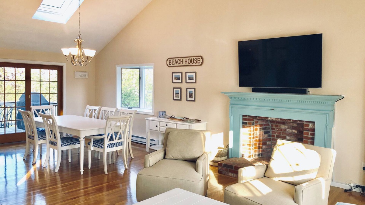 Brewster House | Walk to Beach from Sea Salt Cottage