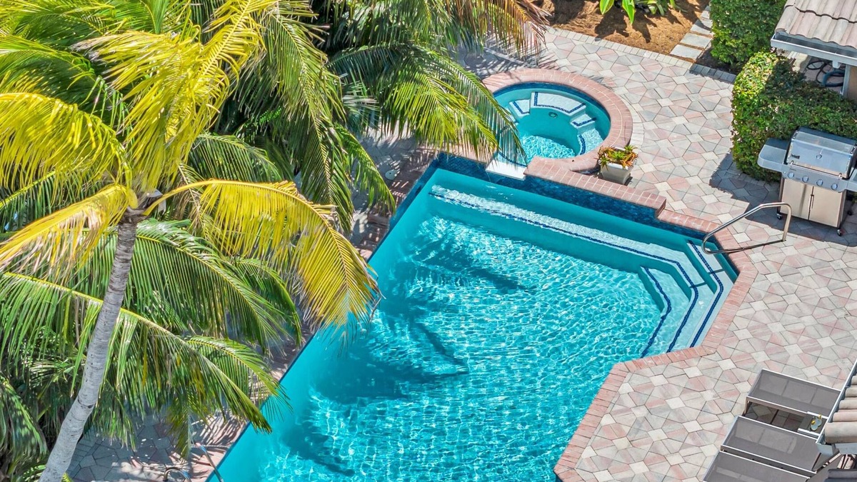 Harbor Beach House | Walk to beach/Heated Pool/Ample residence/Marlin Key