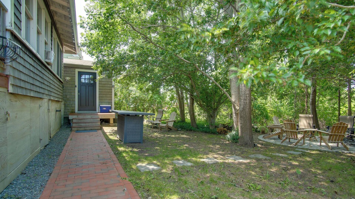 East Chop Apartment | Walk to Beach & Lighthouse: Oak Bluffs Studio!