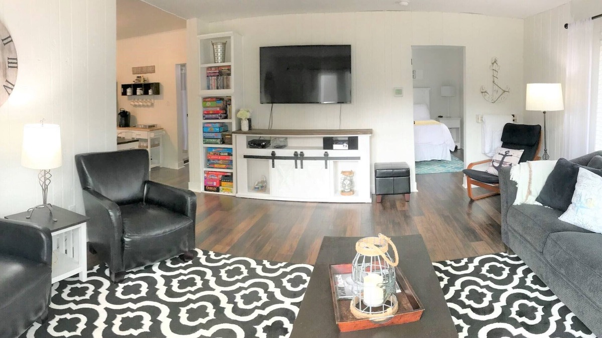Holland House | Walk to beach & marina! Beautiful, luxury family retreat - Farmhouse Cottage