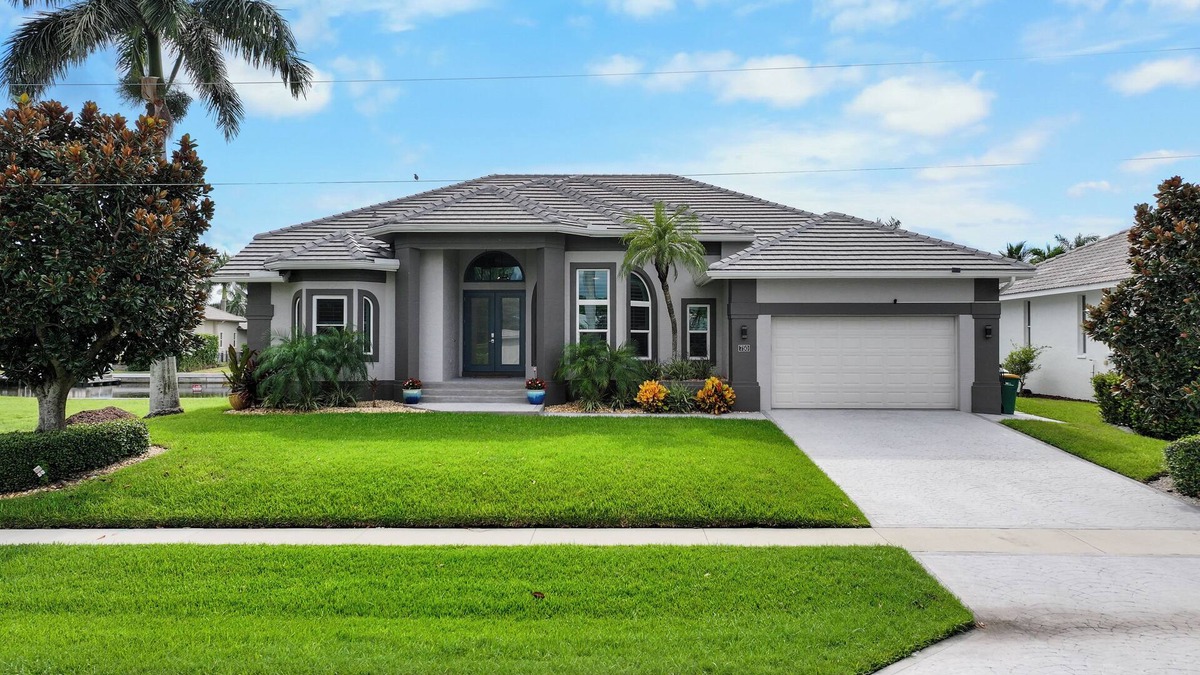 Marco Island House | Walk to beach waterfront home w/pool, spa & kayaks