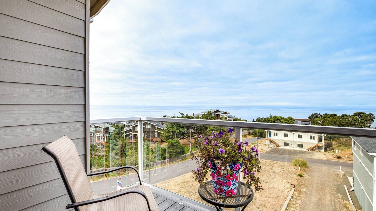 Oceanside House | Walk to Beach: WFH-Friendly Retreat in Tillamook!