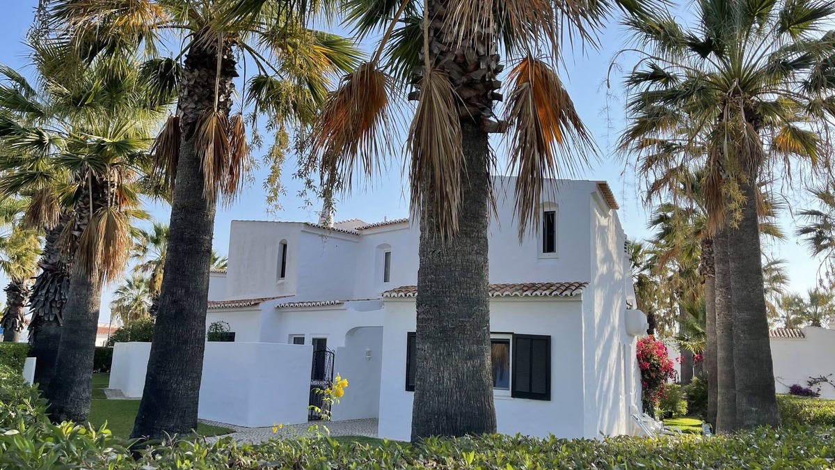 Carvoeiro Villa | Walk to beaches,pool and town. Bright, Spacious, luxury. A/C, WiFi, own garden.