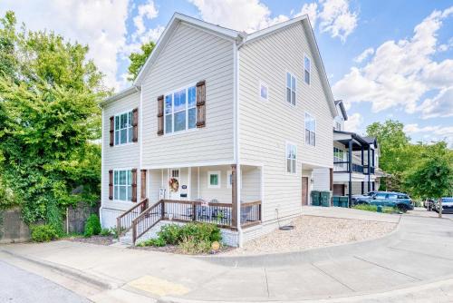 Fayetteville House | Walk-to-Campus 6BR Retreat - Steps to Razorback Stadium & UA