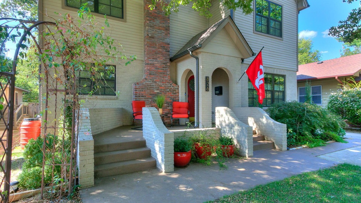 Norman House | Walk to campus! nLuxurious 5-bedroom house with pool, hot tub & game room!