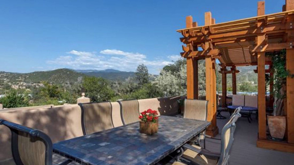 Historic Eastside House | Walk to Canyon Rd | Mountain Views | Great Outdoor Space | 2 Masters