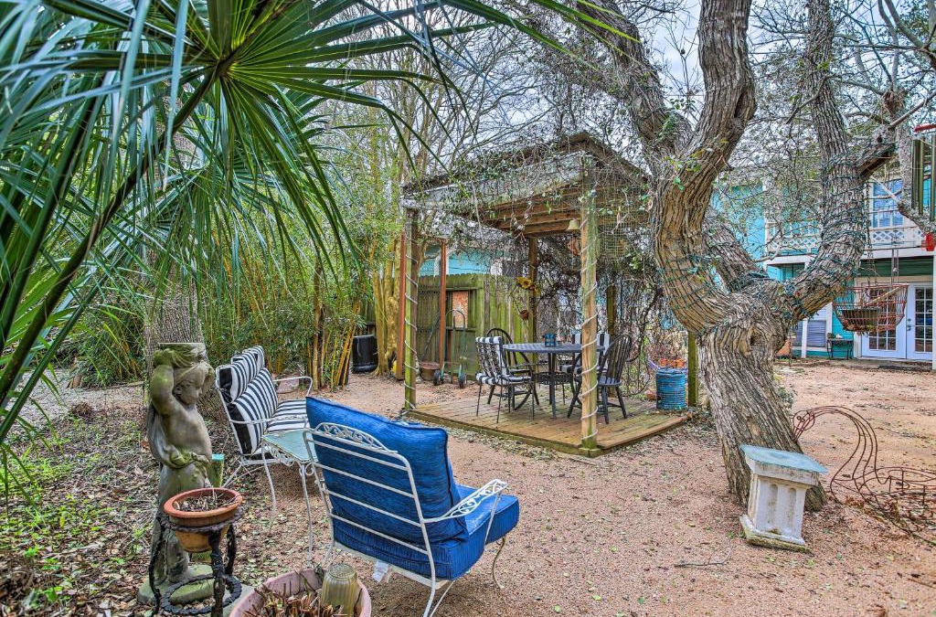San Leon Villa | Walk to Coast Galveston Bay Retreat with Grill