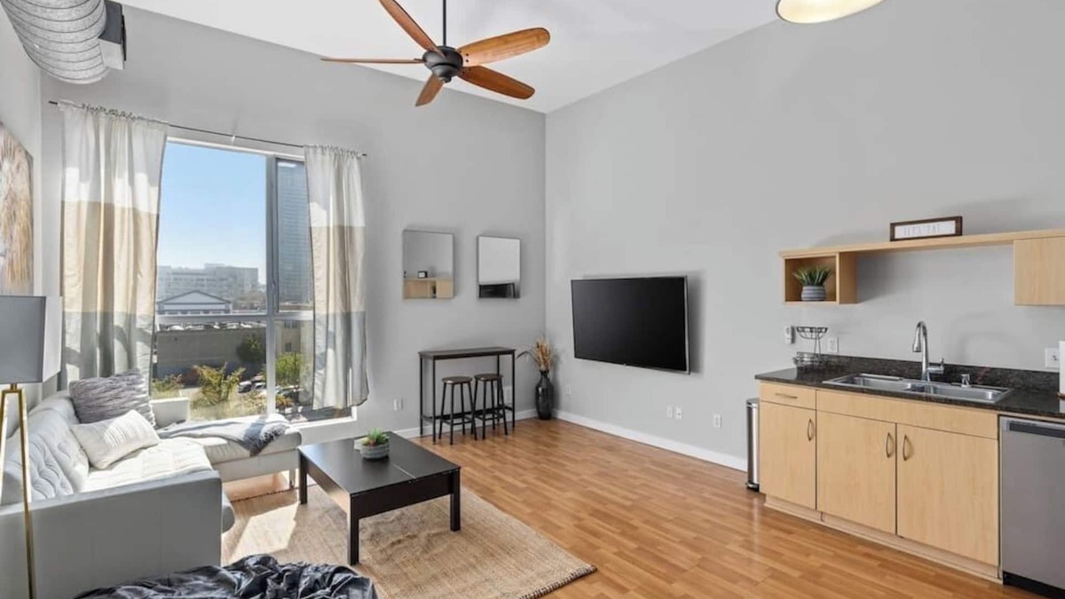East Village Apartment | Walk to Convention|Gym|Great for Mid Term Stay