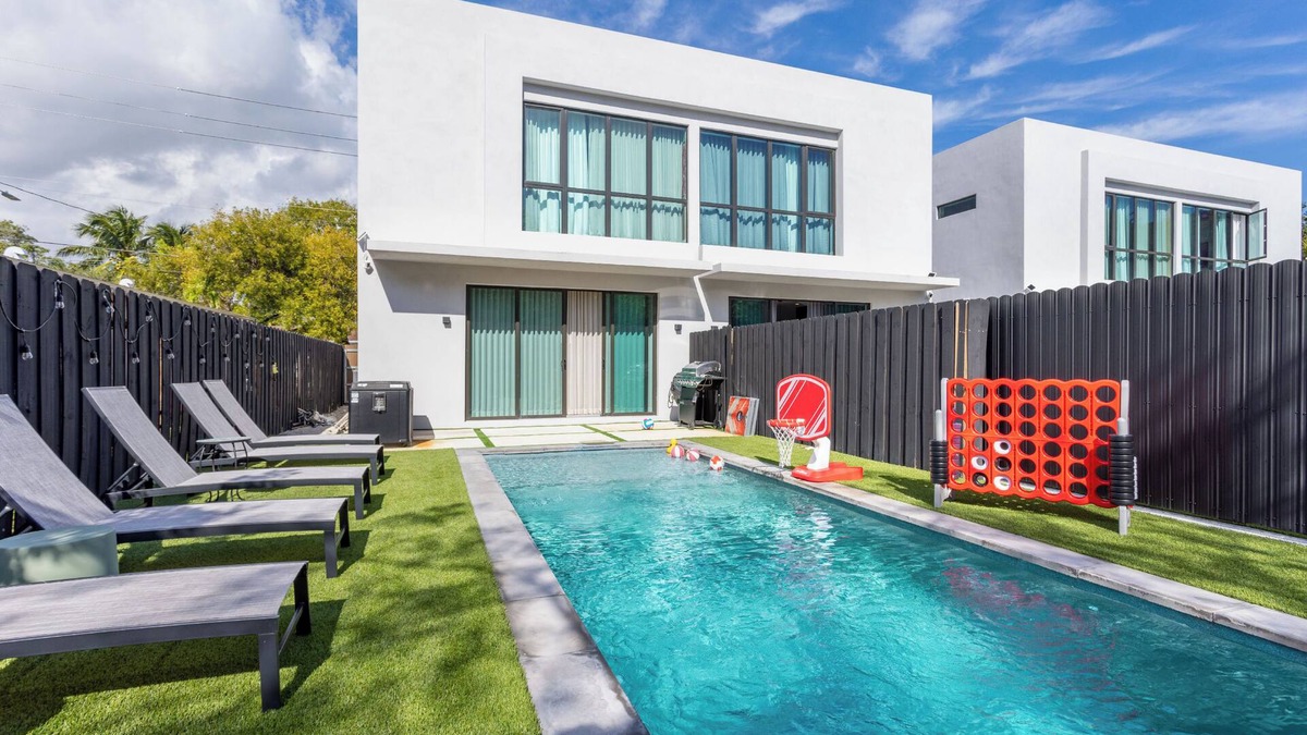 Buena Vista House | Walk to Design District Hotspots, Two Villas & Private Pools, Paris/Havana Art