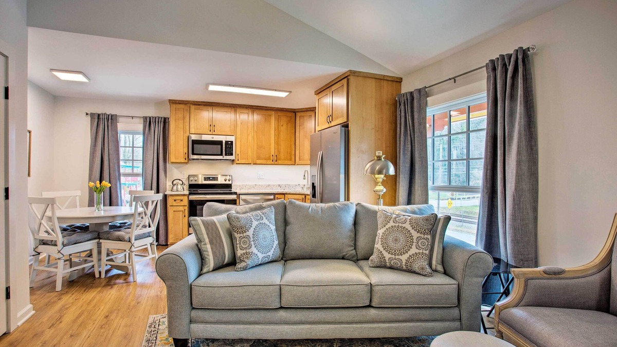 Saluda Apartment | Walk to Dining: Saluda Main Street Retreat!