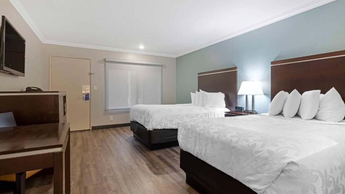 Anaheim Resort Hotel | Walk to Disneyland! Relax in a Comfortable Room w/Parking