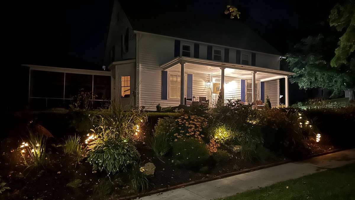 St. Albans House | Walk to downtown shops restaurants & recreation from this wonderful family home