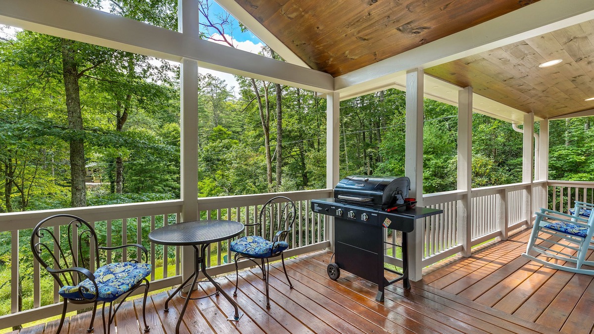 Cashiers House | Walk to Downtown Cashiers!CharmingSecluded Cottage w/Resort Access –Pet Friendly