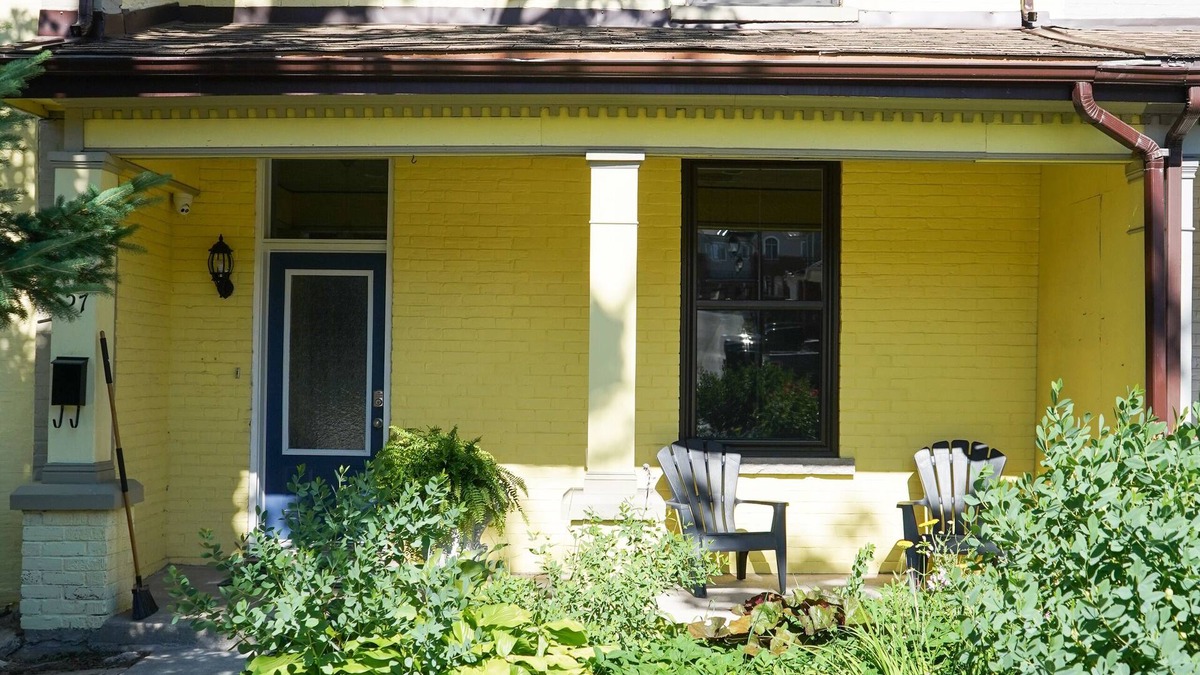 Orangeville House | Walk to Downtown or conservation area, 2 Bedroom home . Sleeps 4. Pets welcomed