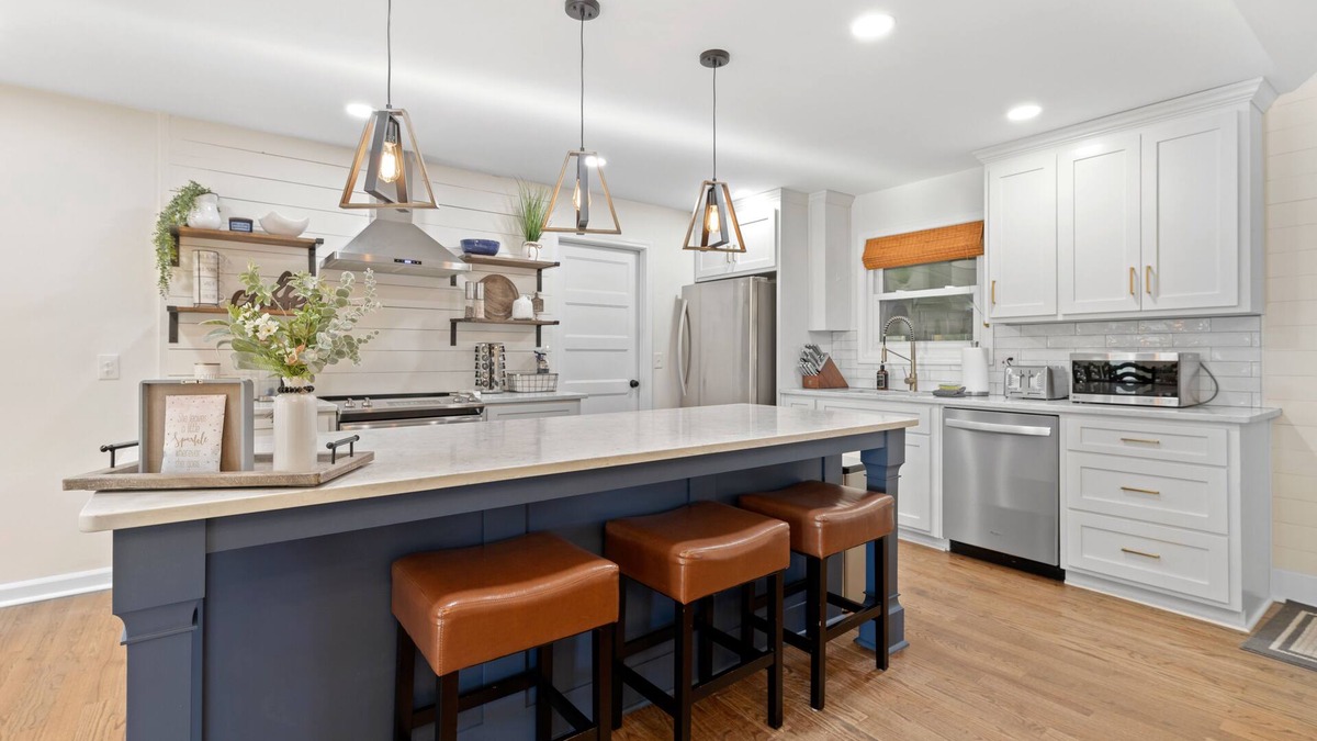 Woodstock House | Walk to Downtown Woodstock- 3 King Beds, 2 Owner’s Suites & Pet-Friendly