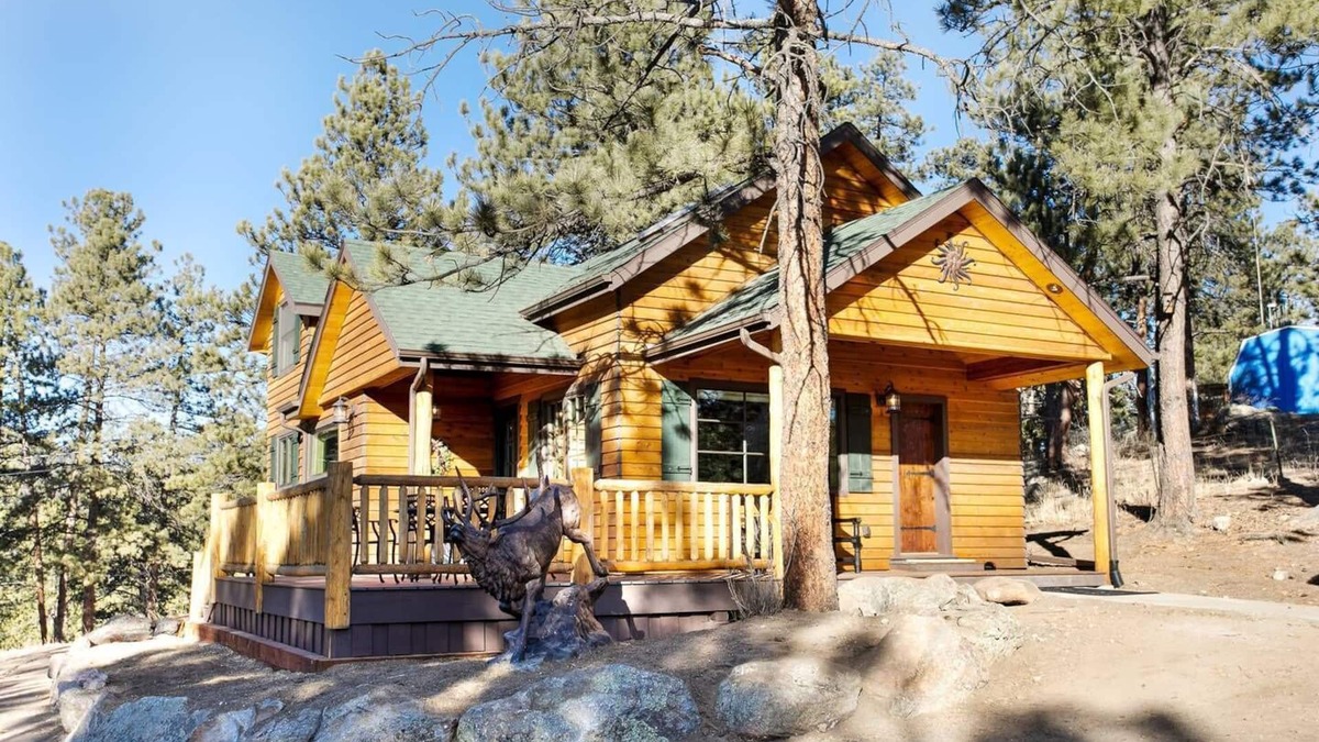 Evergreen Cabin | Walk to Evergreen Lake and downtown