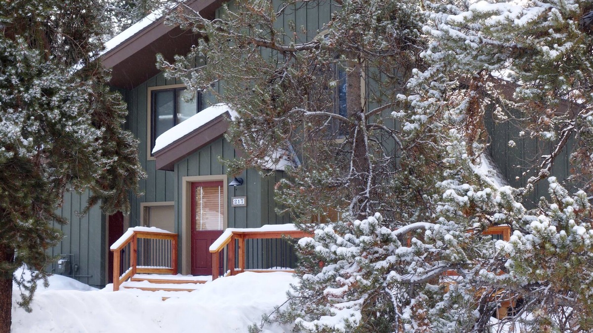 Weisshorn House | Walk to gondola & town, great for families, fenced flat backyard/hot tub