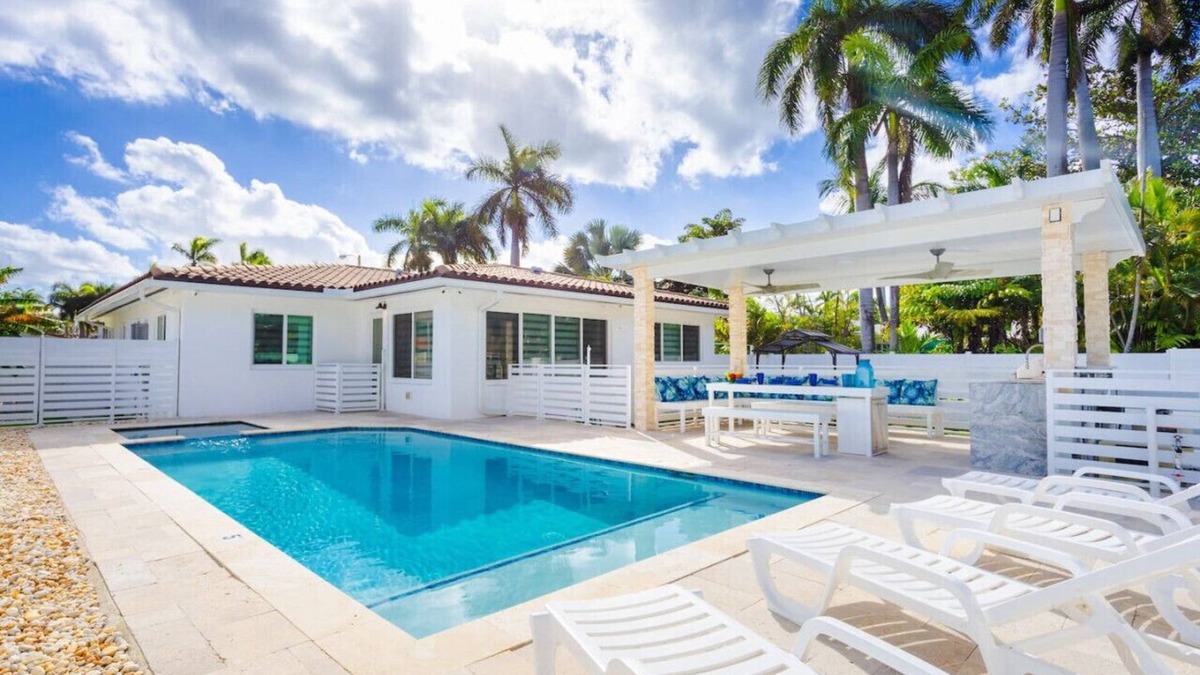 Hollywood Lakes Villa | WALK to Hollywood Beach Spectacular 5BR/5BA Villa