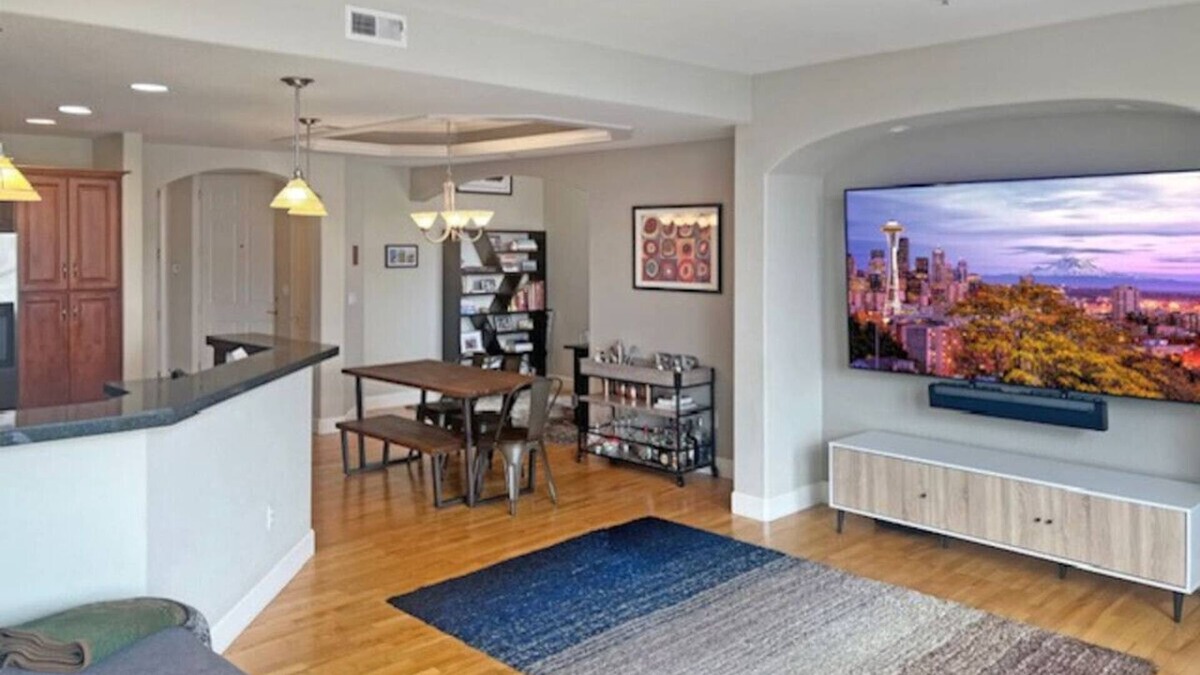 Uptown Apartment | Walk to Hospitals | Heart of DT | 30+ Day Stays