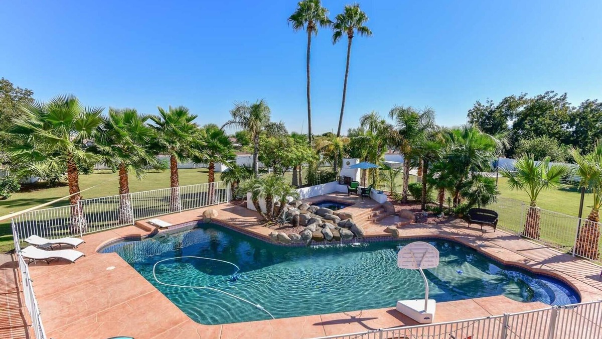 Larissa House | WALK TO LA-WHITE SOX SP TRAINING 5MN DRIVE 2 STADIUM 1AC YARD +4Ksq ft HOME