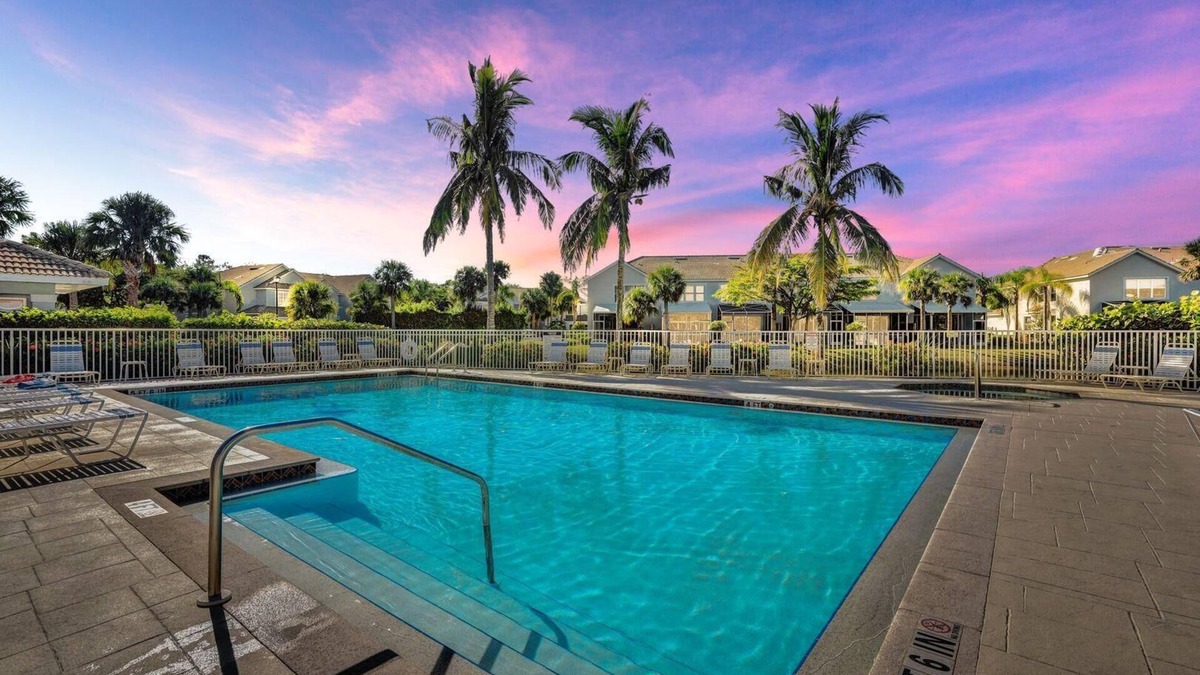 Lakewood Village House | Walk to Lakes Park Lakewood Village Large Townhouse With Resort Facilities