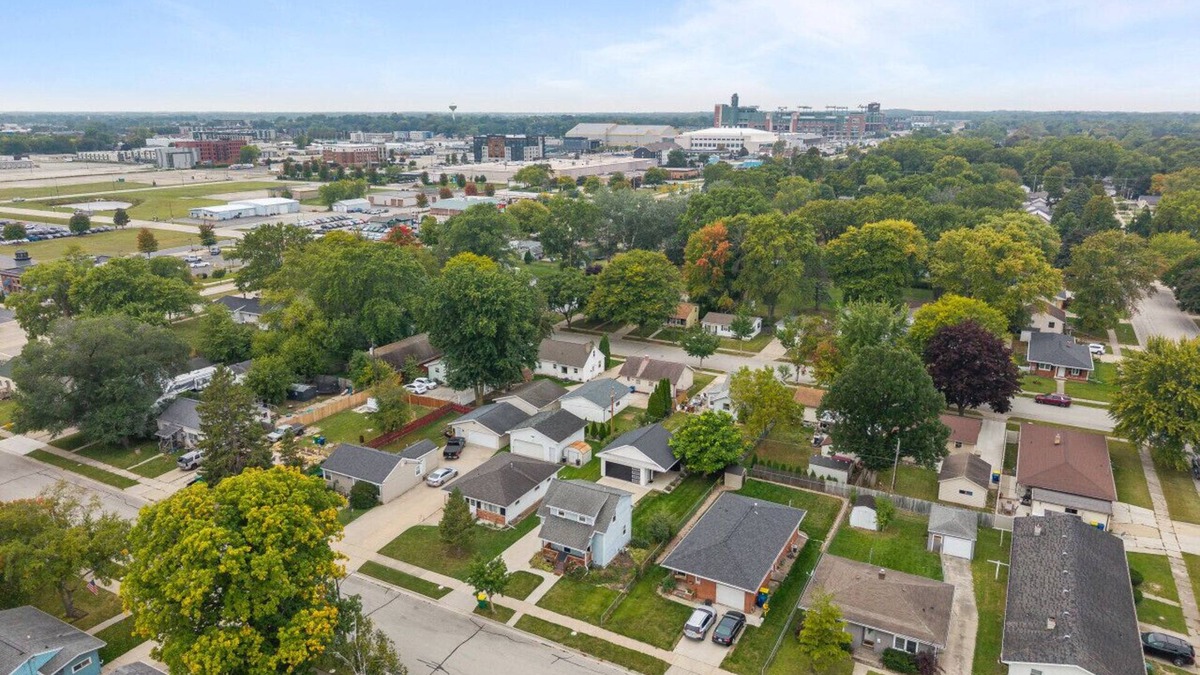 Ashwaubenon House | Walk to Lambeau! Sleeps 10!