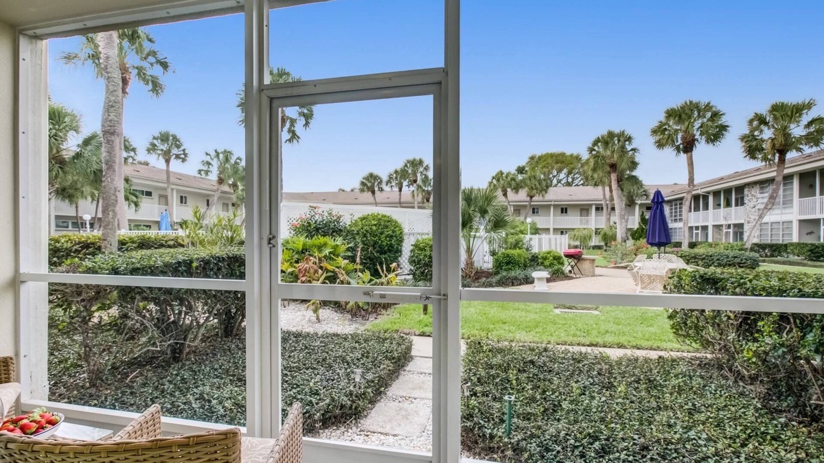 Saint Armands Key Condo | Walk to Lido Beach, Walk to Armand Cir with Dining & Shopping, WiFi, Xfinity, 2TV's, Heated Pool/Spa