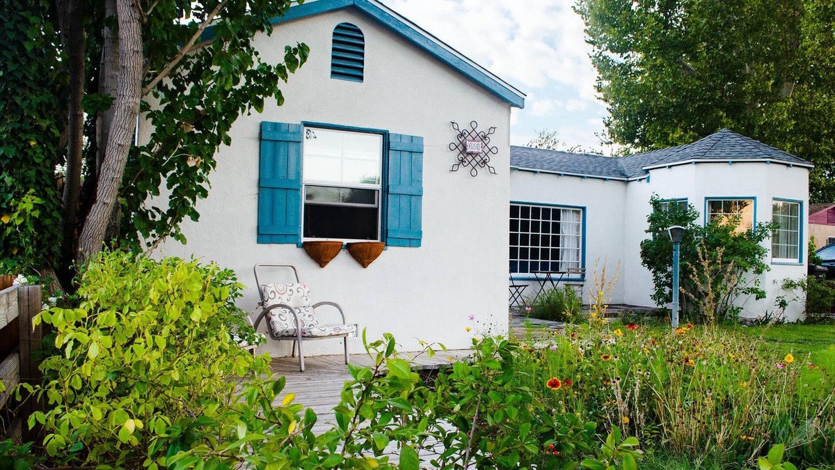 Lone Pine House | Walk to Main St! 20 min drive to Whitney Portal. High speed internet