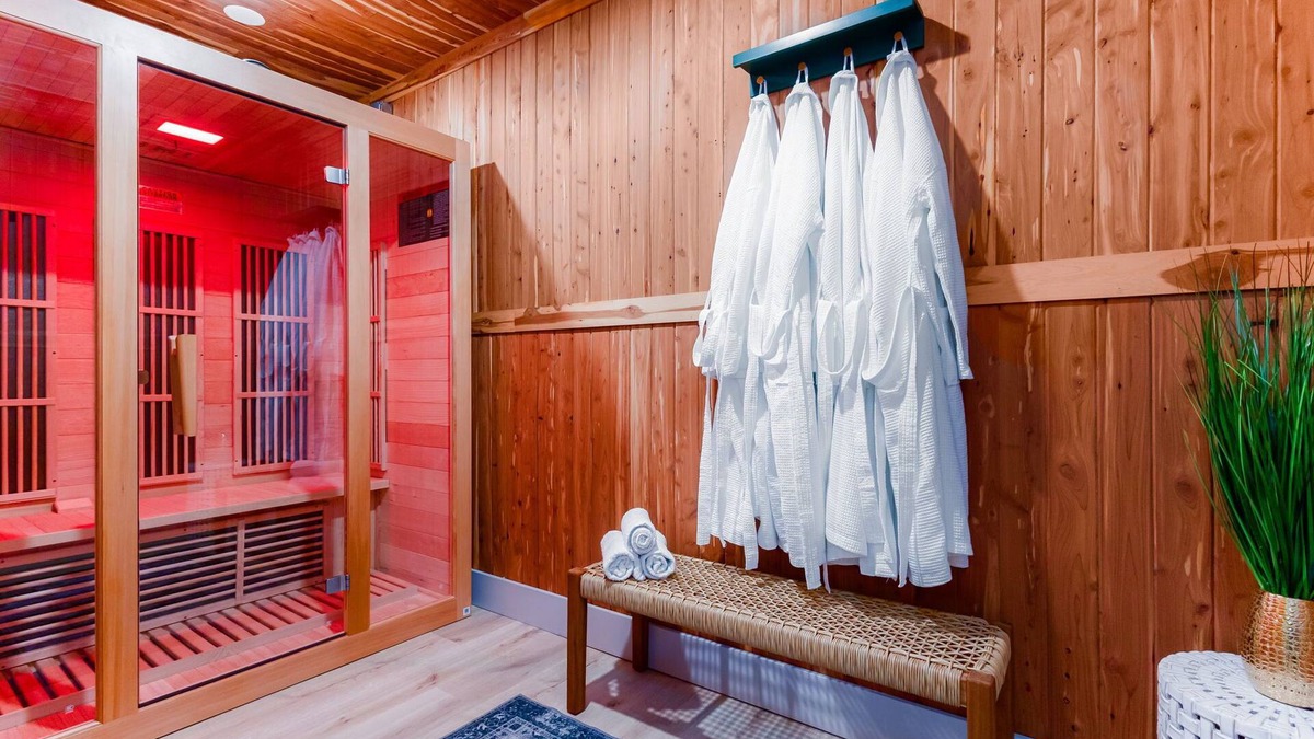 South Bend House | Walk to ND - Sauna+ HotTub + PoolTable - Sleeps Whole Family